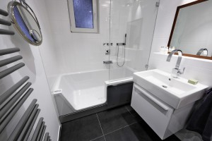 Sanierung barrierefreies Badezimmer mit Easy-in Badsanierung begehbare Badewanne Easy-in Zitzelsberger GmbH