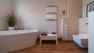 Bad mit freistehender Badewanne und Sitzmöglichkeit von Zitzelsberger Augsburg