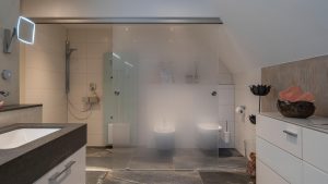 Badezimmer mit Infrarotwärme in der Dusche
